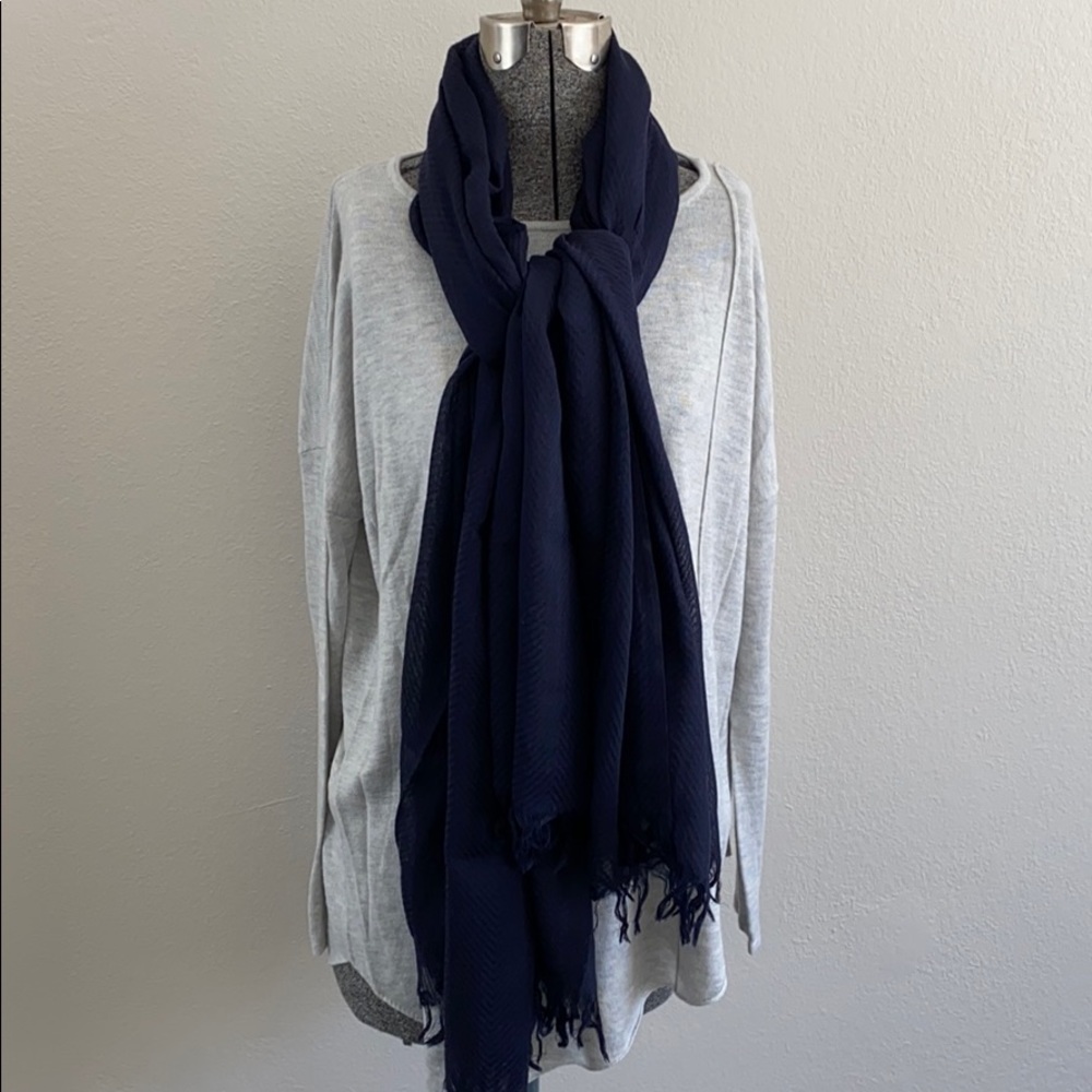 (DONATED) BANANA REPUBLIC Navy Chevron Scarf
